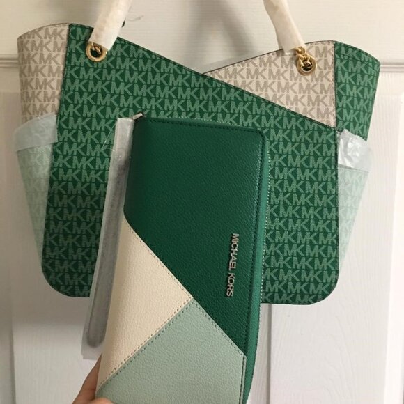 Last Set Michael Kors Jet Set Palm Shoulder Bag & Wallet - Retail $900 - Picture 2 of 3